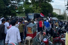 Aksi Damai di Depan...