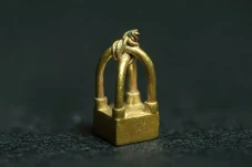 Liontin Emas Berusia...