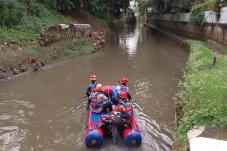 Dua Bocah Hanyut Terbawa...