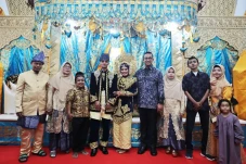 Hadiri Resepsi Pernikahan...
