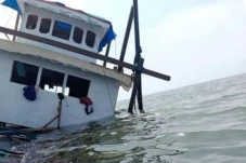 Kapal Kayu Karam Diterpa...
