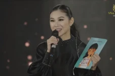 Perlihatkan Buku Karyanya,...