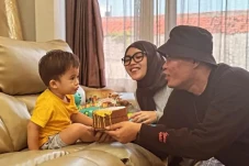 Adzam Menangis saat...