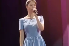 Yoona SNSD Nyanyi Lagu...