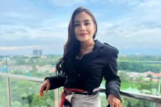 Prilly Latuconsina Nonton...