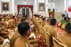 Jokowi Tebar Insentif...