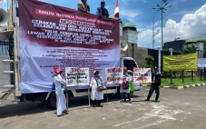 Demo di Depan Gedung...