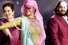 Baju Rihanna Robek saat...
