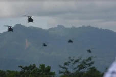 8 Helikopter Tempur...