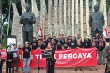 Di Tugu Proklamasi,...