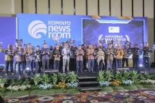 Kominfo Beri Penghargaan...