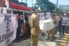Geruduk Kantor KPU Depok,...