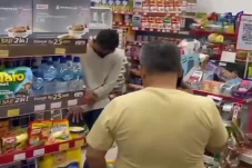 Heroik, Pegawai Minimarket...