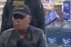 Viral Pria Mabuk Tawarkan...