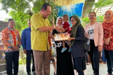 Warga Kebon Sirih Terbantu...