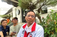 Tepis Hubungan dengan...