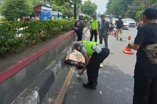 Ngebut, Pajero Tabrak...