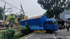 Kecelakaan Truk Tinggi,...