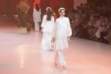 5 Outfit Putih untuk...