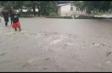 Banjir dan Longsor Landa...