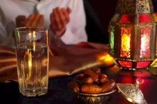 Buka Puasa dengan Kurma...