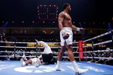 Francis Ngannou Di-KO...
