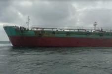 Dihantam Gelombang Tinggi,...