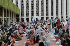 Ribuan Jemaah Ikuti...