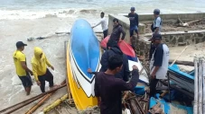 Diterjang Gelombang...