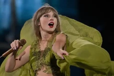Makna Lagu August dari...