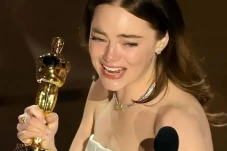Gaun Emma Stone Melorot...