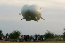 Pesawat Airlander 10...