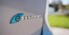 7 Mobil Bermesin Hybrid...