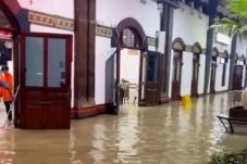 2 KA Tujuan Malang Terlambat...