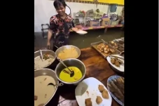 Kebanjiran, Warteg Ini...