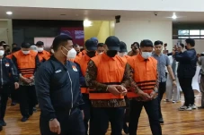 KPK Tahan 15 Pegawai...