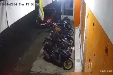 Meleng Sedikit, Motor...