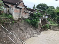 Tebing Sungai Bengawan...
