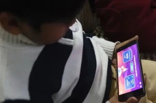 Setop Berikan HP dan...