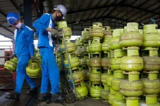 Salurkan Bahan Bakar...