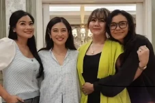 Dian Sastro Ulang Tahun,...