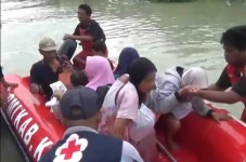 13 Jam Terjebak Banjir,...