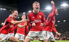 Manchester United Lolos...