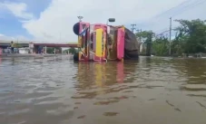 Nekat Terobos Genangan...