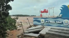 Banjir Hancurkan Fasilitas...