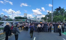 Massa Pengunjuk Rasa...
