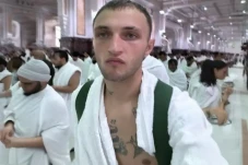 Anwar Hadid Merasa Kembali...