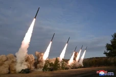 Kim Jong-un Awasi Latihan...