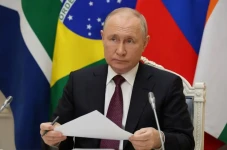 Mengapa Vladimir Putin...