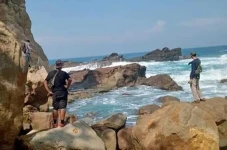 Asyik Mancing di Pantai...